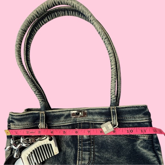 NWT VINTAGE STYLE JEANS HANDBAG WITH DETACHABLE ADJUSTABLE STRAP & BAG CHARMS - Picture 9 of 12